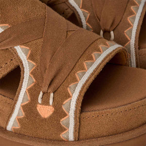 UGG Women's Goldenstar Hi Artistitch Sandal Chestnut Multi סנדלי גולדנסטאר היי חום לנשים