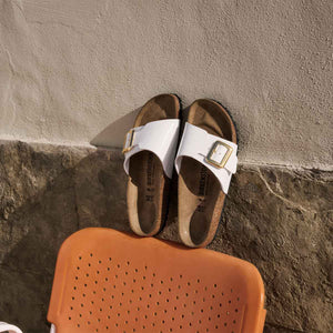 Birkenstock Catalina Cushion Buckle Patent White כפכפי נשים בירקנשטוק קטלינה אבזם לבן לק