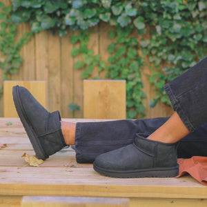 UGG Women's Classic Ultra Mini Black מגפי נשים קלאסיק אולטרה מיני שחור