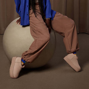 UGG Women's Classic Ultra Mini Platform Sand מגפי קלאסיק אולטרה מיני פלטפורם סנד