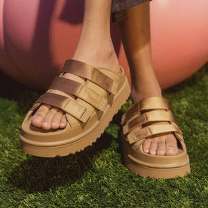 UGG GoldenGlow Slide Dark Sand כפכפי גולדנגלאו סלייד סנד כהה