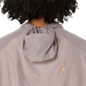 Asics Fujitrail Packable Windbreaker Woman Rainstorm Grey מעיל ריצה מתקפל לנשים