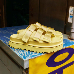 UGG GoldenGlow Slide Golden Apple כפכפי גולדנגלאו סלייד צהוב