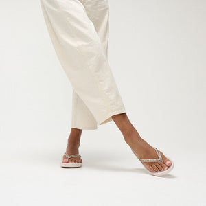 Fit Flop Iqushion Multi Crystal Ergonomic Flip Flops Nude Rose אייקושין מולטי ספרקל ורוד בהיר