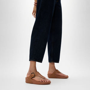 Fit Flop Lulu Resin Buckle Toe Post Sandals פיט פלופ לולו אבזם חום