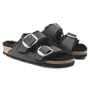 Arizona Big Buckle Shearling Black בירקנשטוק כפכפי נשים אריזונה אבזם גדול עם פרווה