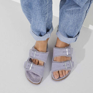 Birkenstock Arizona Fell Purple Fog בירקנשטוק כפכפי נשים אריזונה עם פרווה