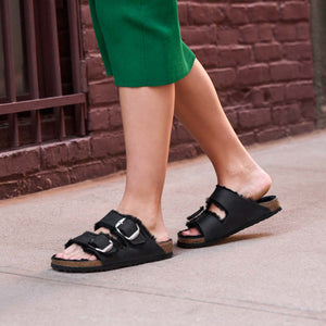 Arizona Big Buckle Shearling Black בירקנשטוק כפכפי נשים אריזונה אבזם גדול עם פרווה