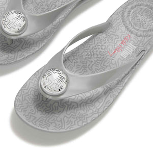 Fit Flop X Keith Haring Iqushion Button Flip-Flops Metallic Silver כפכפי פיטפלופ לנשים