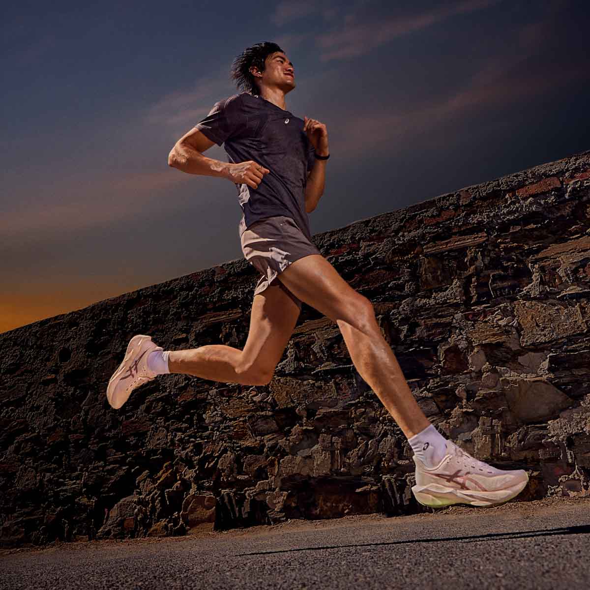 Asics Novablast 6 Men Rose Dust Illuminate Yellow נעלי ריצה נובה בלאסט 6 לגברים