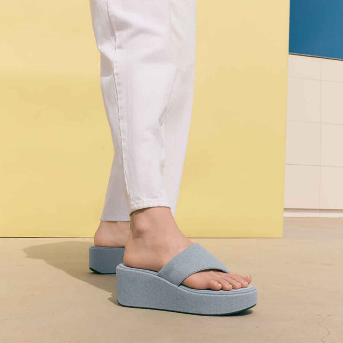 Fit Flop Platfformss Wedge Toe Post Light Denim סנדלי פיטפלופ לנשים