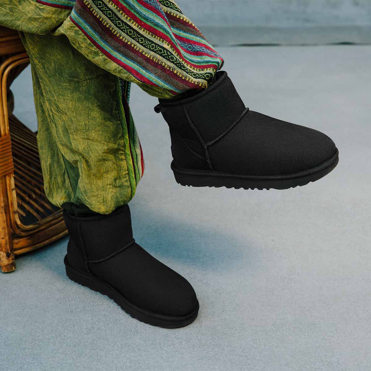 UGG Classic Mini Black מגפי נשים קלאסיק מיני שחור