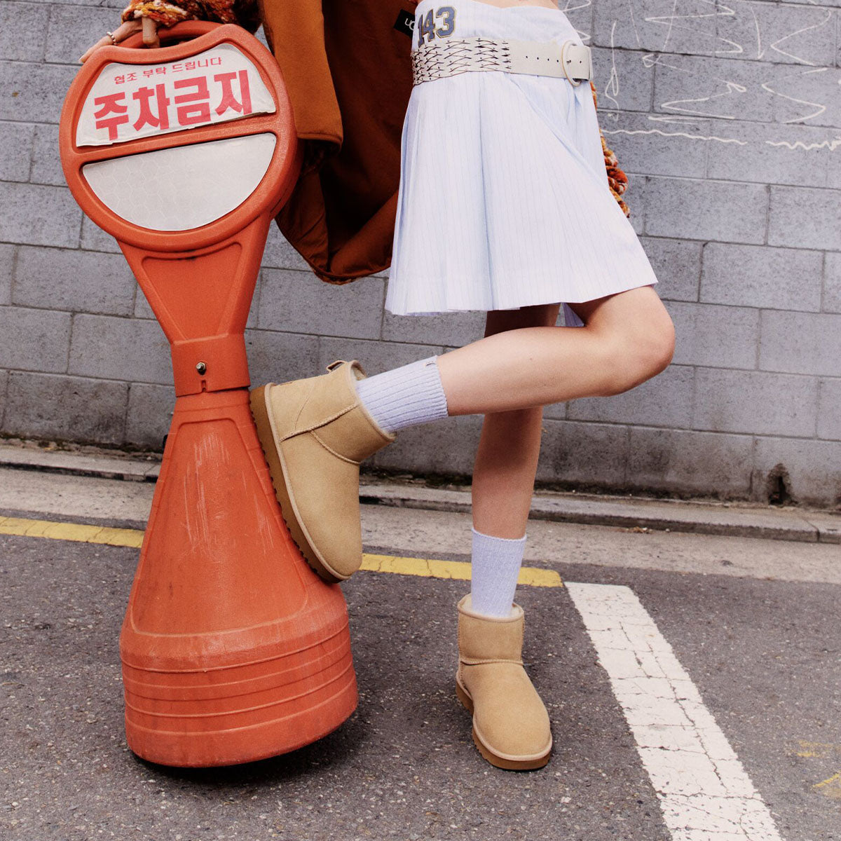 UGG Classic Mini II Sand קלאסיק מיני סנד II מגפי נשים