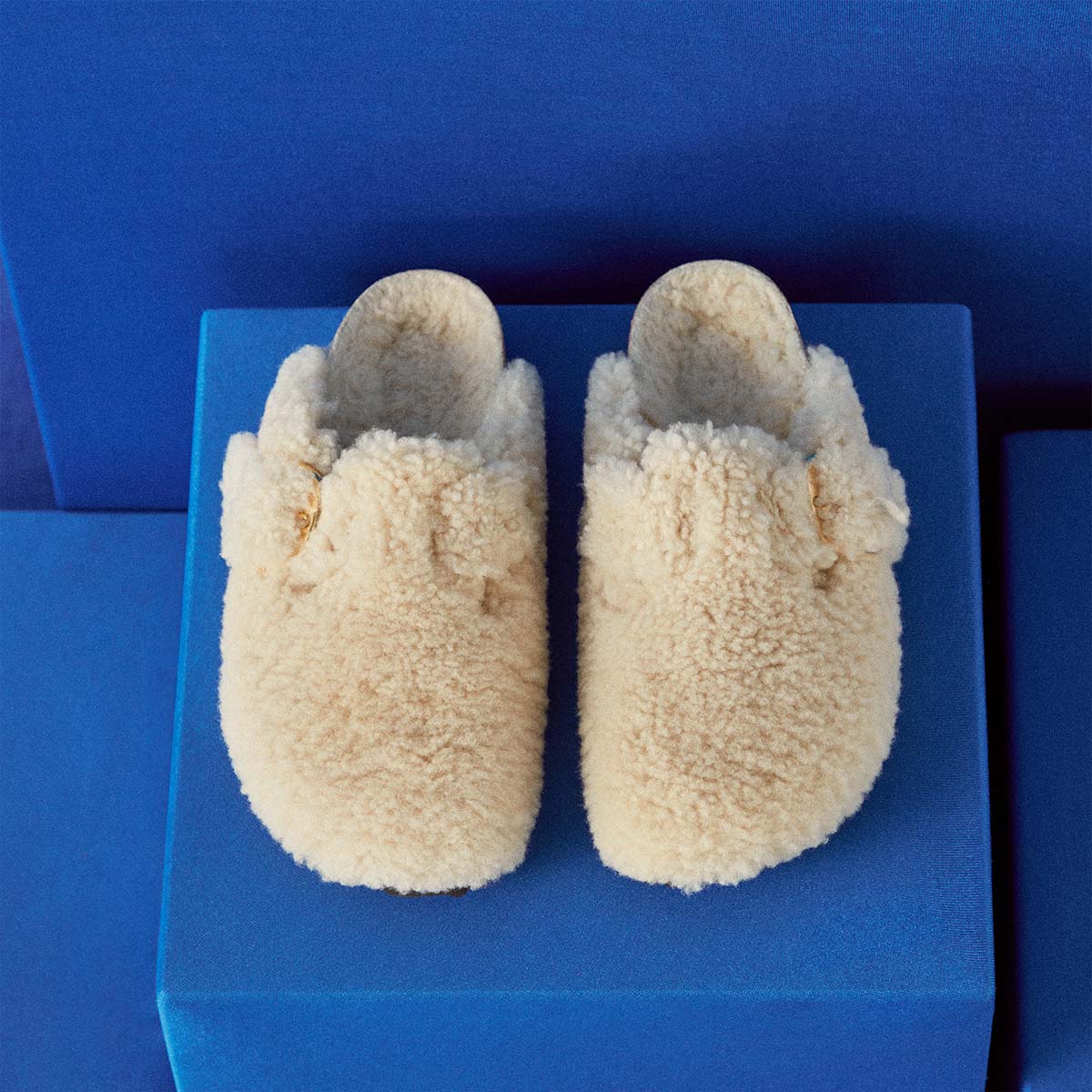 Birkenstock Boston Big Buckle Teddy Eggshell בירקנשטוק בוסטון אבזם פרווה נשים שמנת