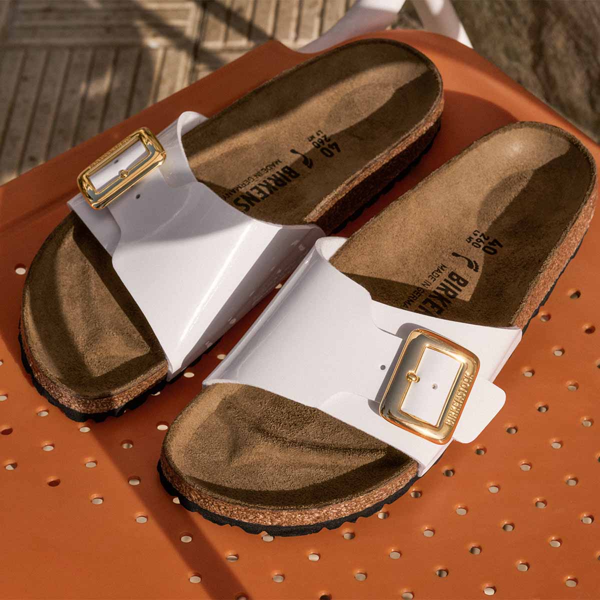 Birkenstock Catalina Cushion Buckle Patent White כפכפי נשים בירקנשטוק קטלינה אבזם לבן לק