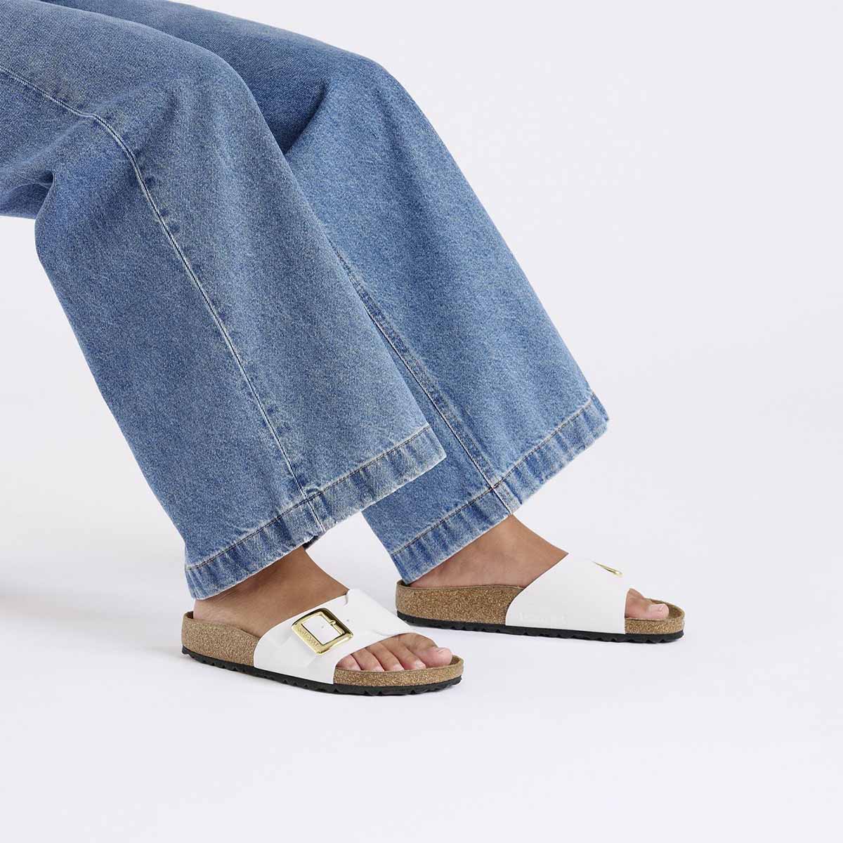 Birkenstock Catalina Cushion Buckle Patent White כפכפי נשים בירקנשטוק קטלינה אבזם לבן לק