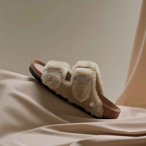 Birkenstock Arizona Shearling Rivet Logo Sandcastle כפכפי בירקנשטוק אריזונה שרלינג ריבט