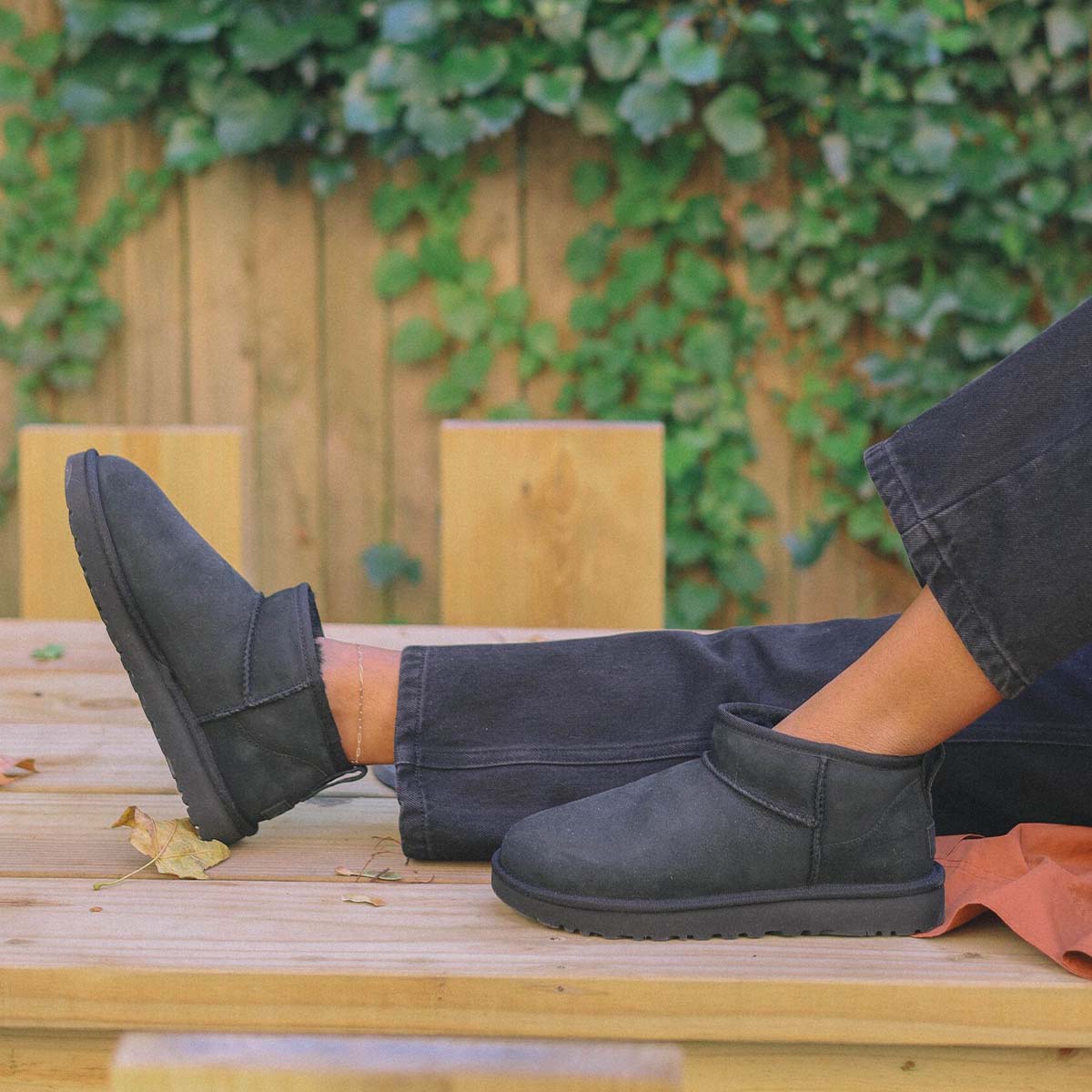 UGG Women's Classic Ultra Mini Black מגפי נשים קלאסיק אולטרה מיני שחור