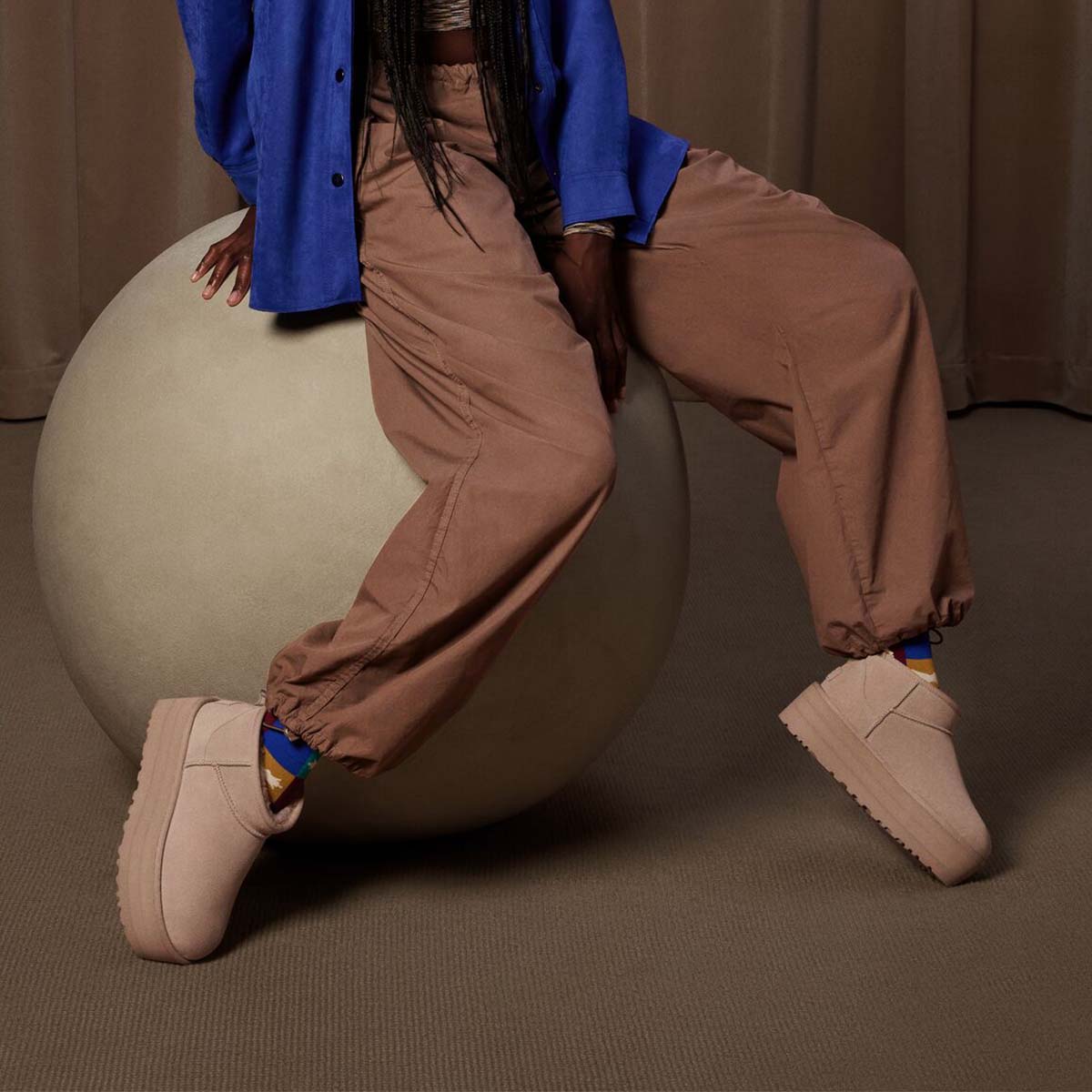 UGG Women's Classic Ultra Mini Platform Sand מגפי קלאסיק אולטרה מיני פלטפורם סנד