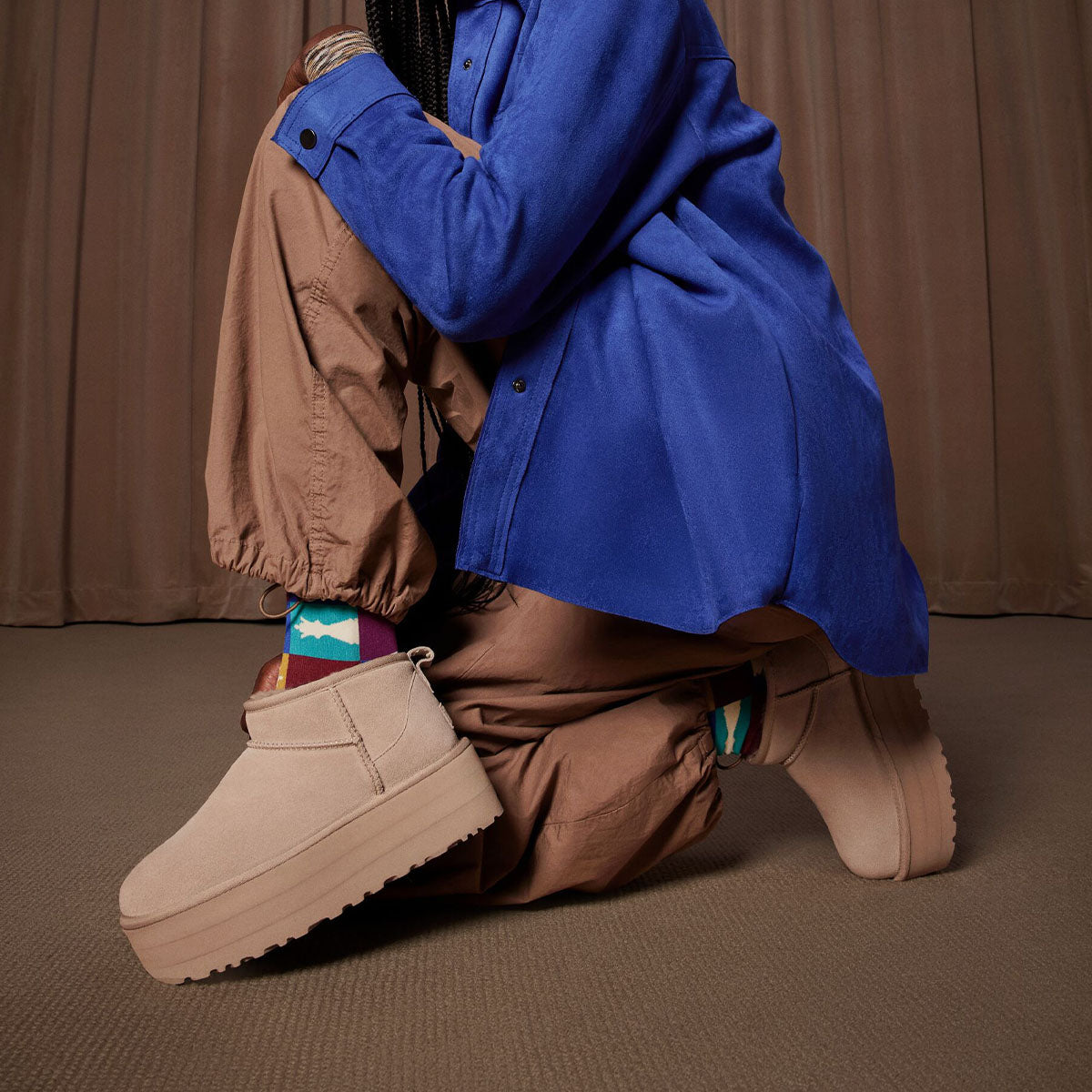 UGG Women's Classic Ultra Mini Platform Sand מגפי קלאסיק אולטרה מיני פלטפורם סנד