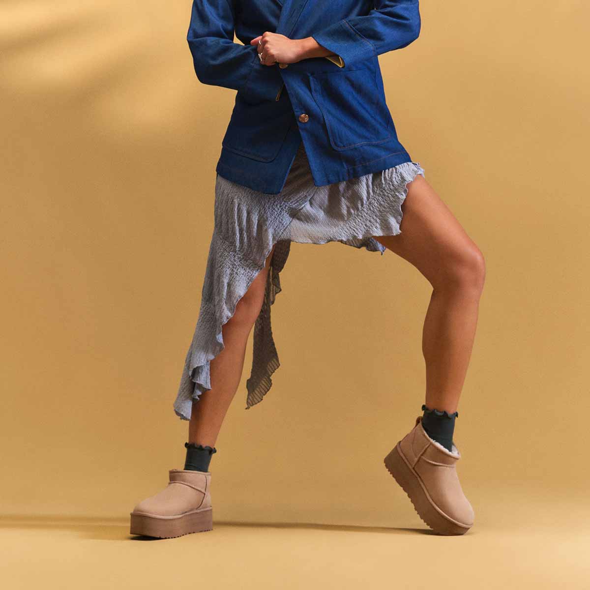 UGG Women's Classic Ultra Mini Platform Sand מגפי קלאסיק אולטרה מיני פלטפורם סנד