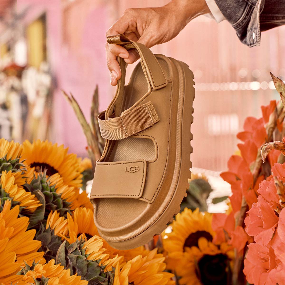 UGG GoldenGlow Bison Brown סנדלי גולדנגלואו חום לנשים