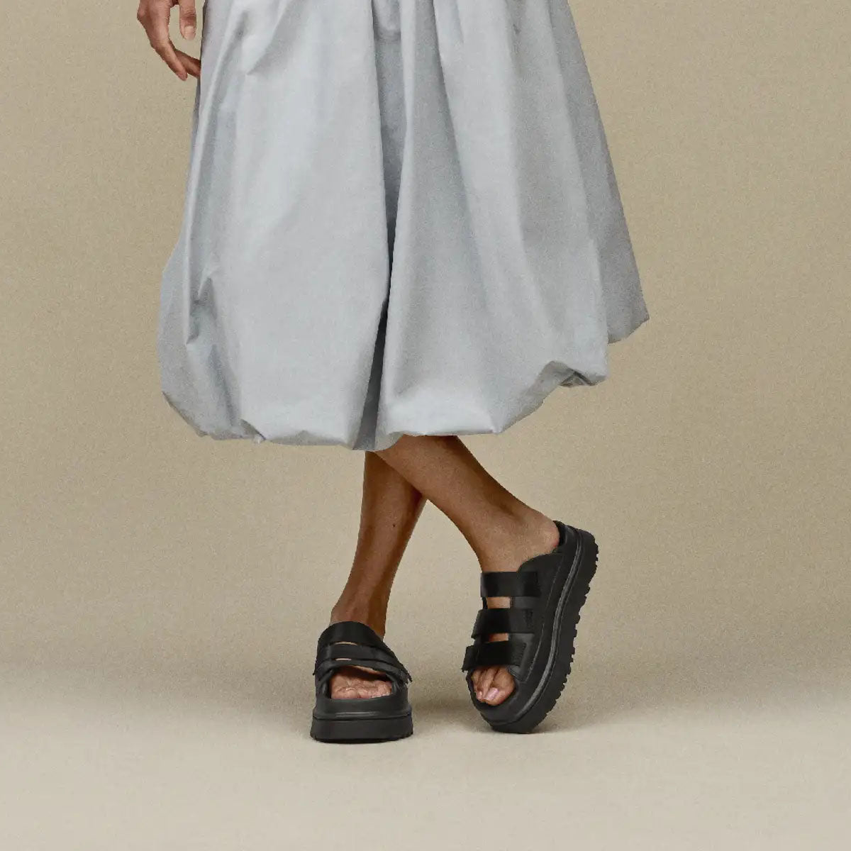 UGG GoldenGlow Slide Black כפכפי גולדנגלאו סלייד שחור