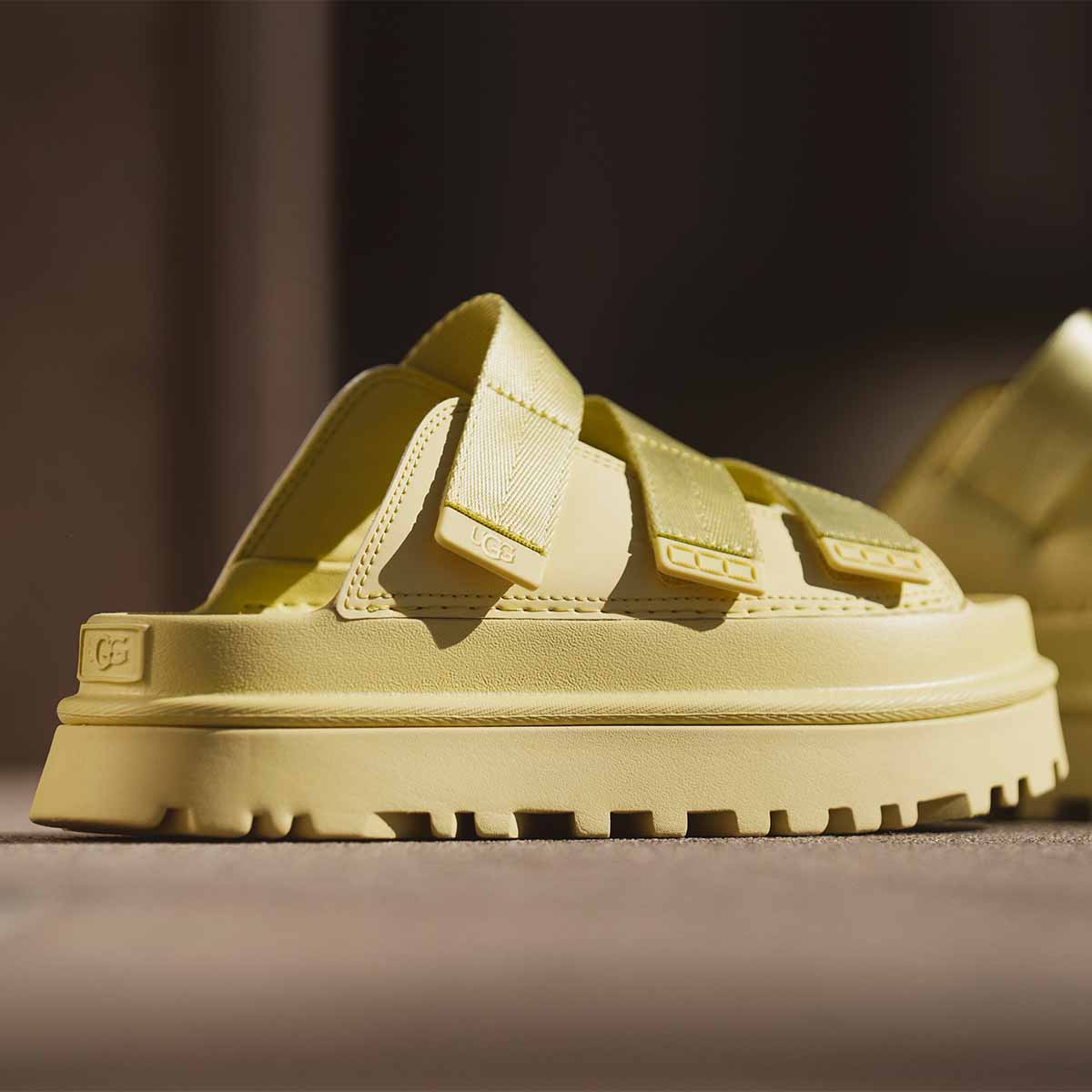 UGG GoldenGlow Slide Golden Apple כפכפי גולדנגלאו סלייד צהוב