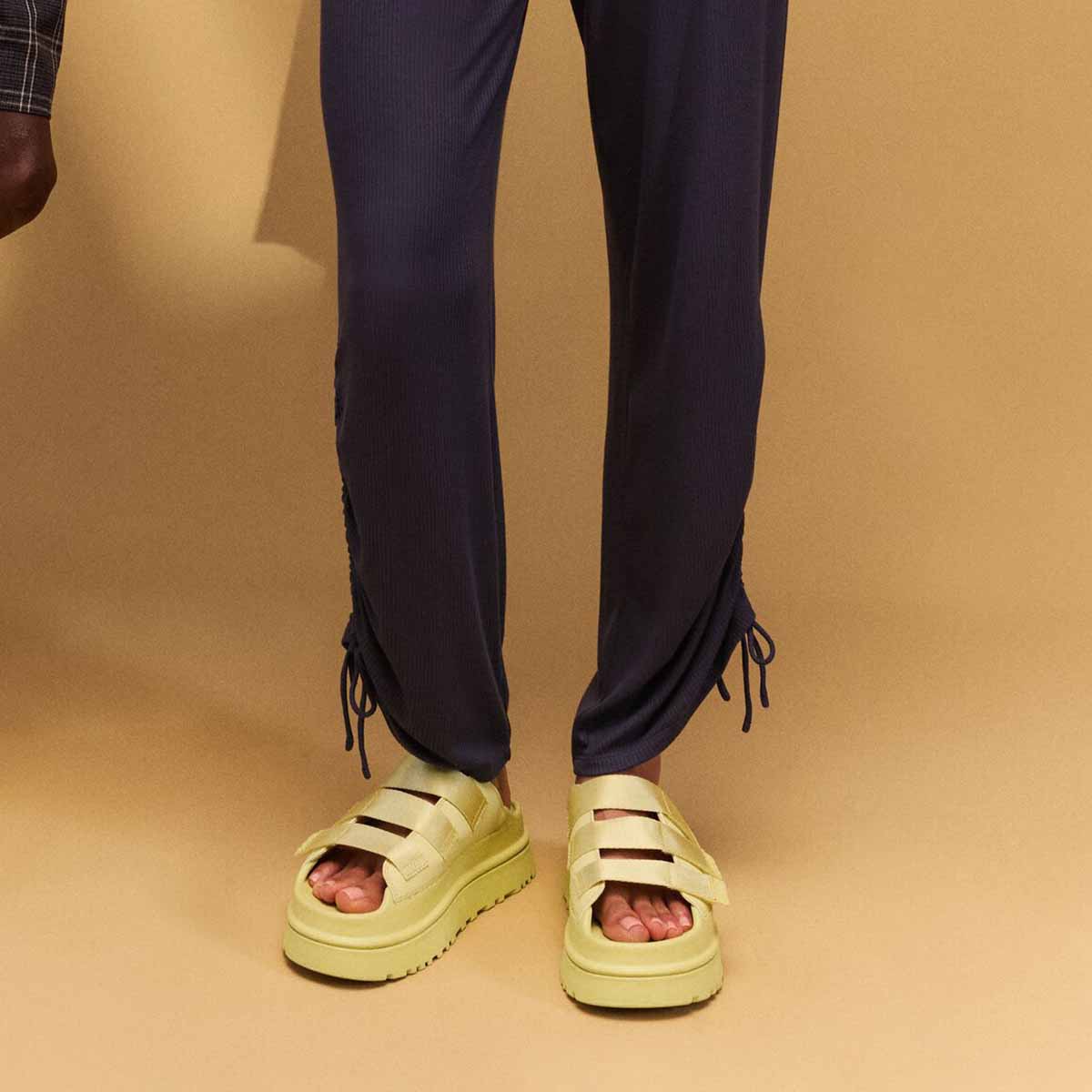 UGG GoldenGlow Slide Golden Apple כפכפי גולדנגלאו סלייד צהוב