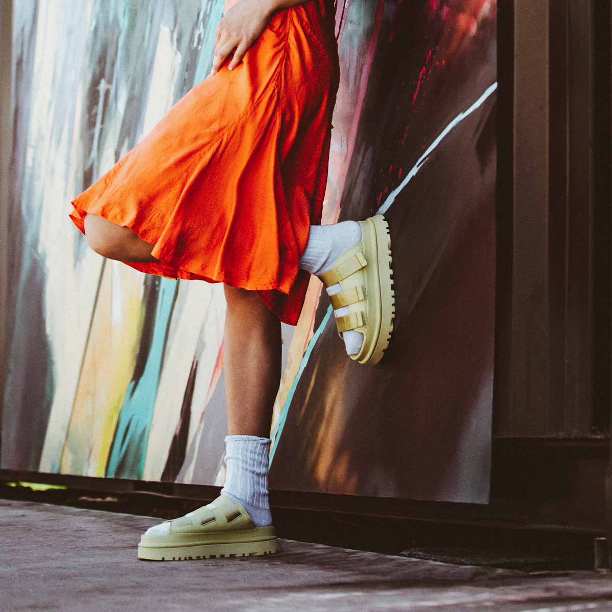 UGG GoldenGlow Slide Golden Apple כפכפי גולדנגלאו סלייד צהוב