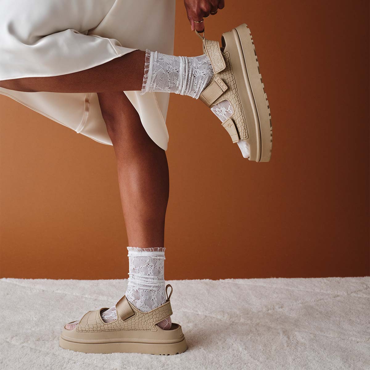 UGG GoldenGlow Embossed Mustard Seed סנדלי אגג נשים