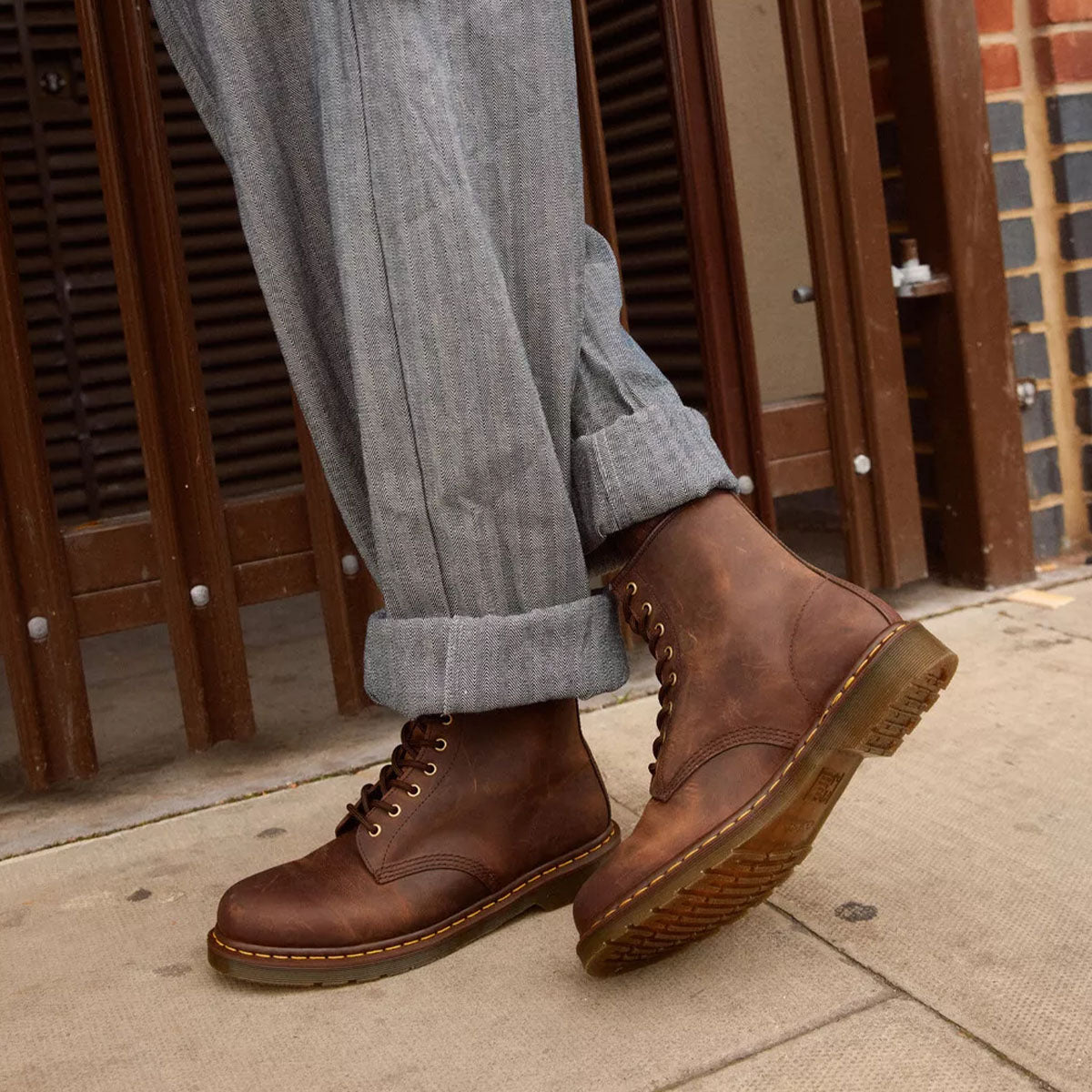 Dr Martens 8 Eye Boot 1460 Crazy Horse נעלי ד״ר מרטינס יוניסקס חום קרייזי הורס