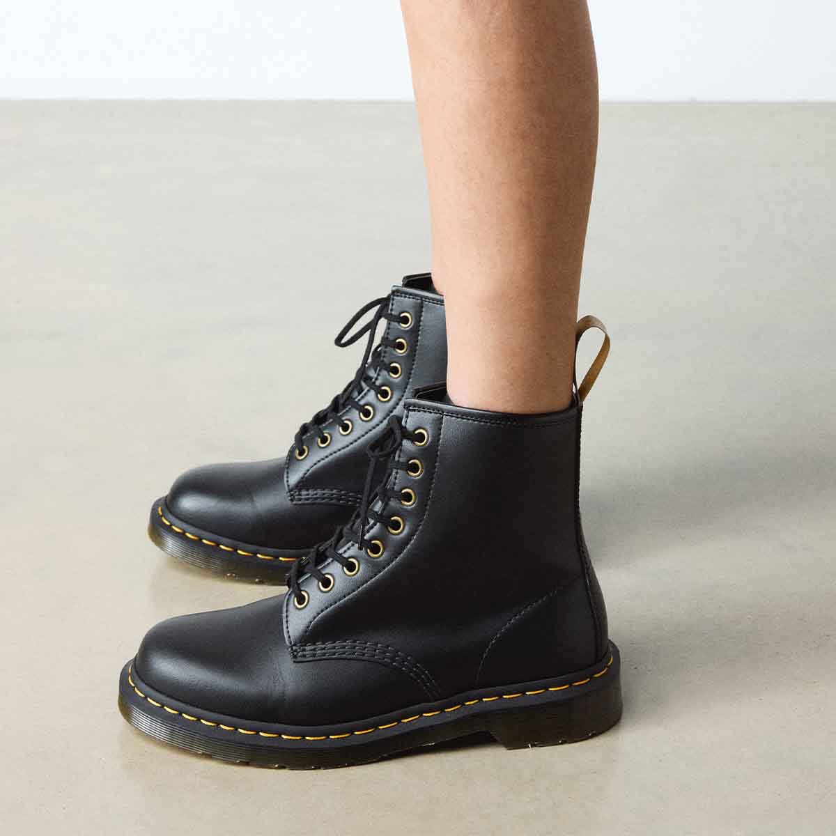 Dr. Martens Vegan 1460 Black Felix Rub Off מגפי ד״ר מרטינס טבעוניות שחור