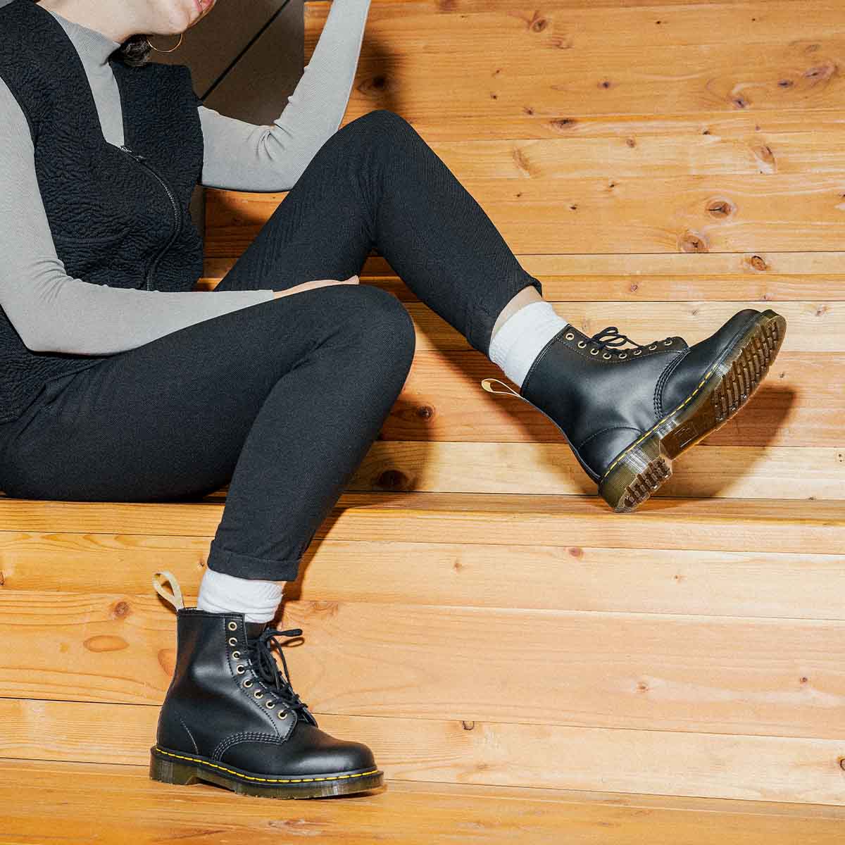 Dr. Martens Vegan 1460 Black Felix Rub Off מגפי ד״ר מרטינס טבעוניות שחור