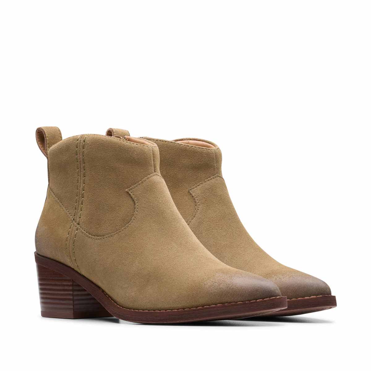 Clarks Morzine Sky Dark Sand מגפי נשים קלרקס