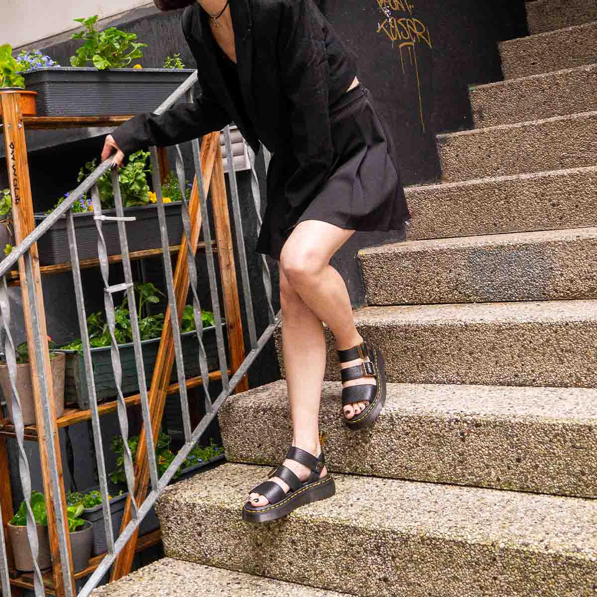 Dr. Martens Gryphon Quad Black סנדלי ד"ר מרטינס לנשים