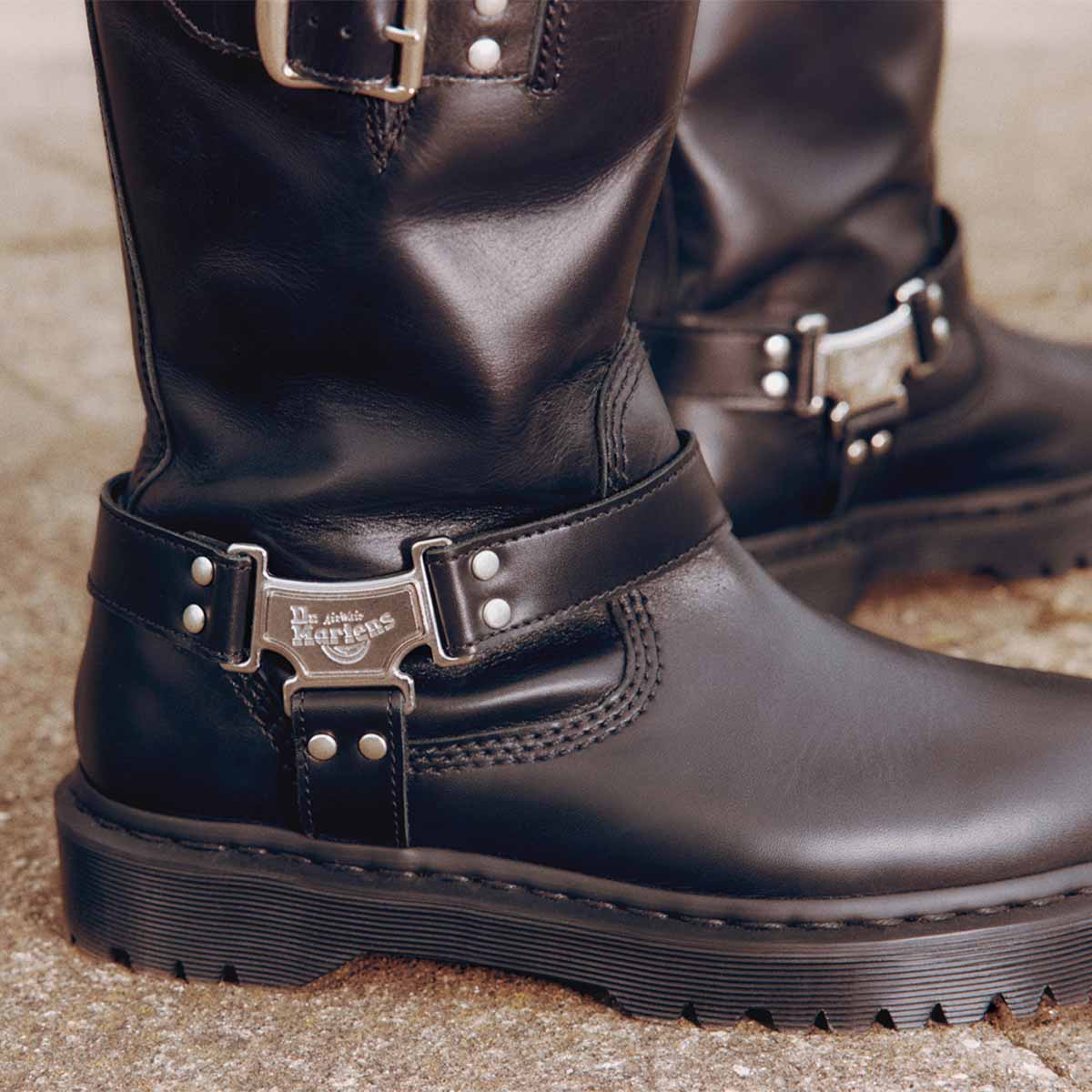 Dr. Martens Anistone Hi Pull On Boot Unisex מגפי ד"ר מרטינס אניסטון שחור