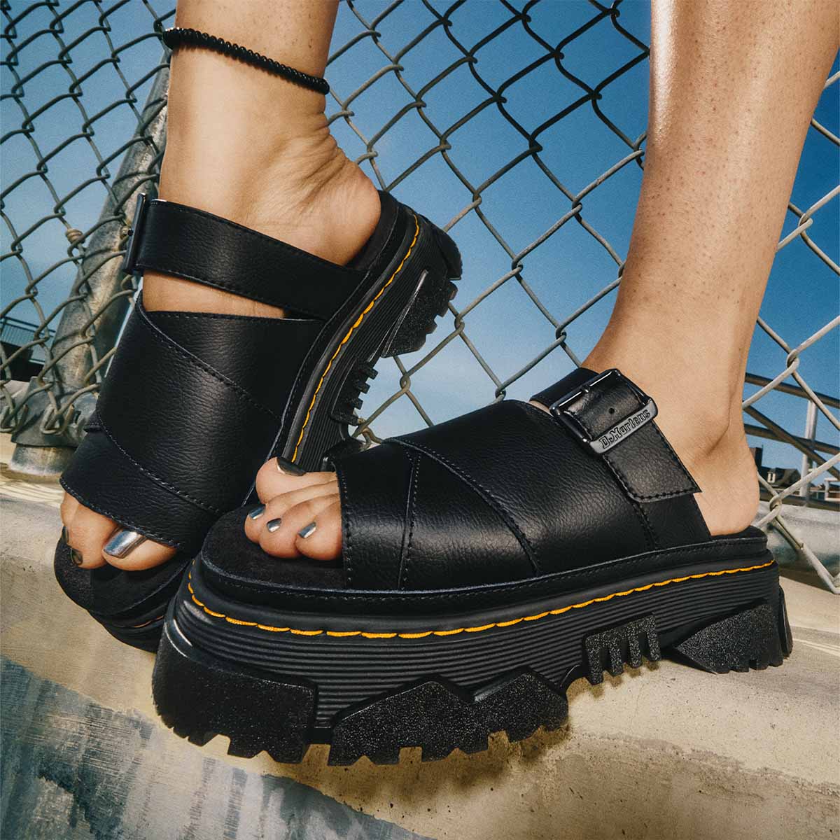 Dr. Martens Mattison Slide Sandal כפכפי ד"ר מרטינס לנשים