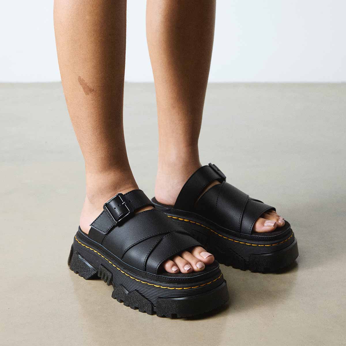 Dr. Martens Mattison Slide Sandal כפכפי ד"ר מרטינס לנשים