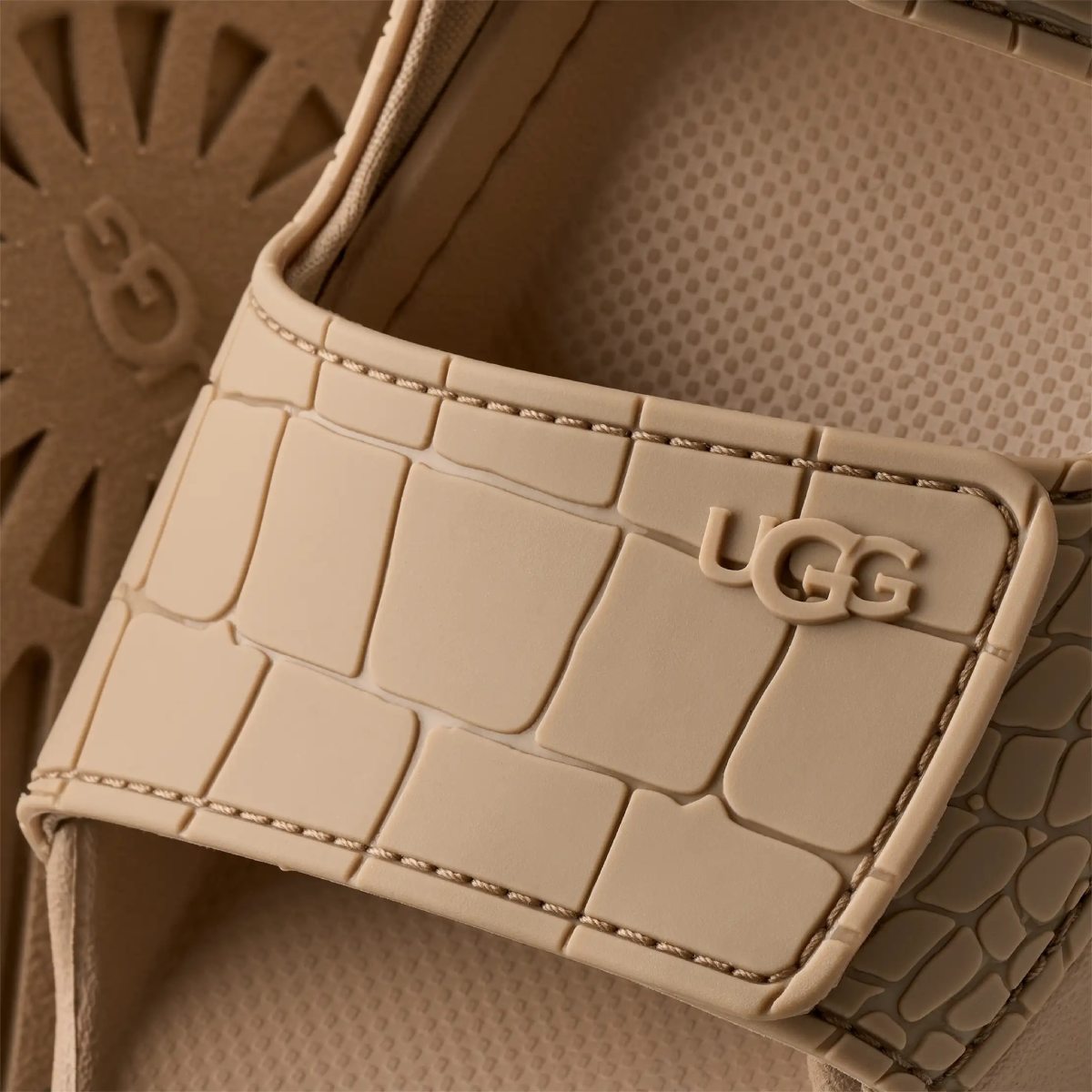UGG GoldenGlow Embossed Mustard Seed סנדלי אגג נשים