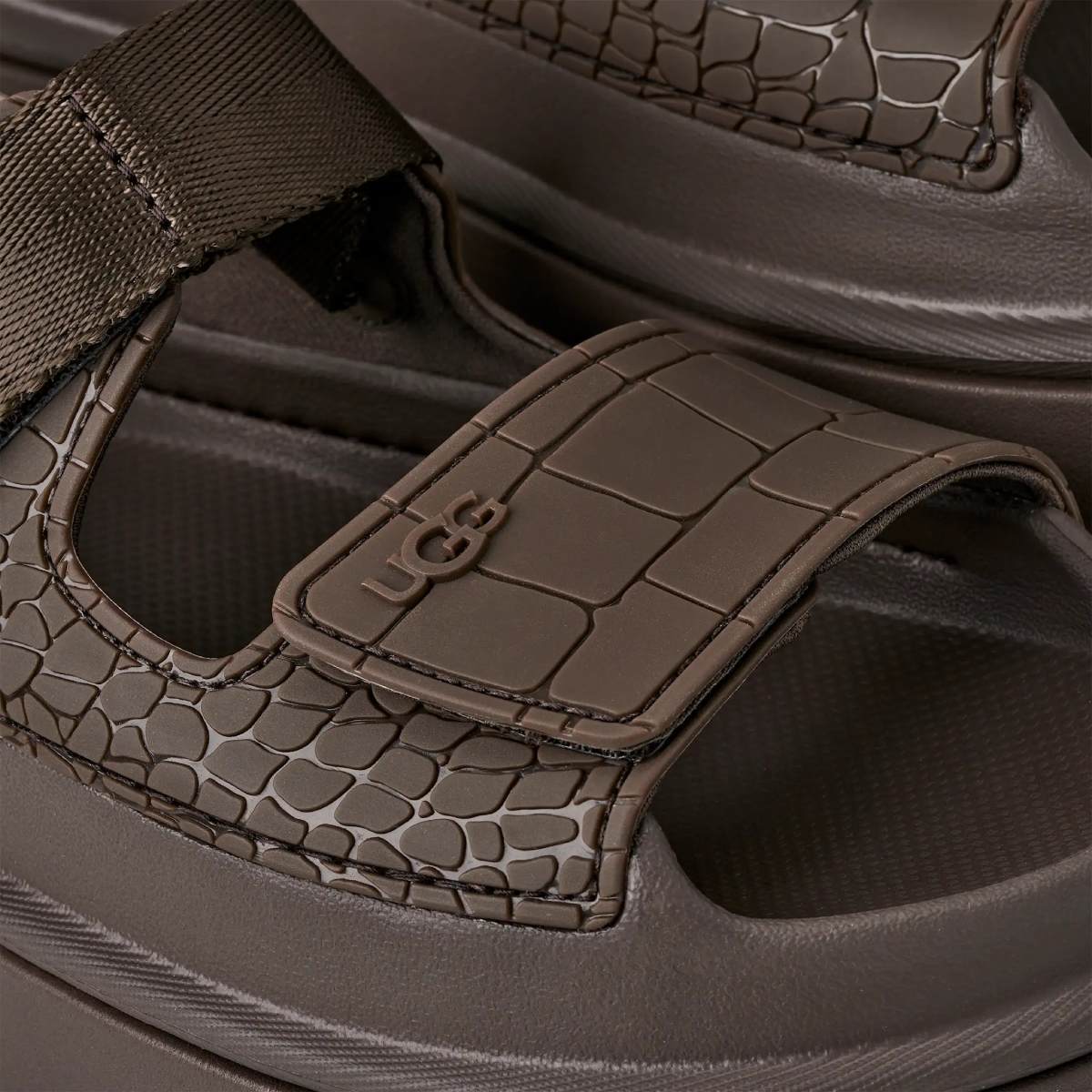 UGG GoldenGlow Embossed Dense Smoke סנדלי גולדנגלואו אמבוסד אפור