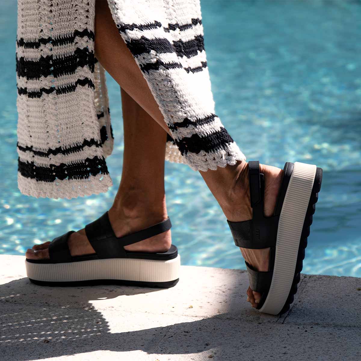 Reef Water Vista Higher Black Vintage כפכפי ריף לנשים