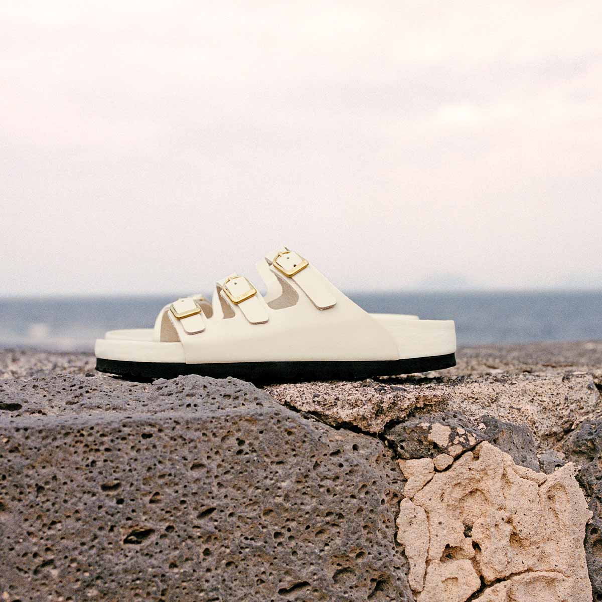 Birkenstock Florida Fresh High-Shine Ecru כפכפי בירקנשטוק פלורידה לנשים