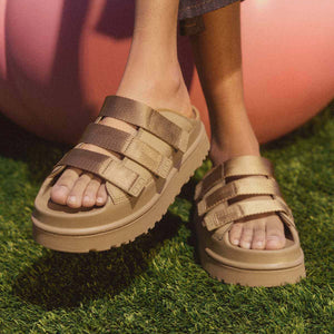 UGG GoldenGlow Slide Sand כפכפי גולדנגלאו סלייד סנד