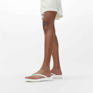 Fit Flop E54-194 Iqushion Ergonomic Flip Flops Urban White כפכפי פיטפלופ לנשים