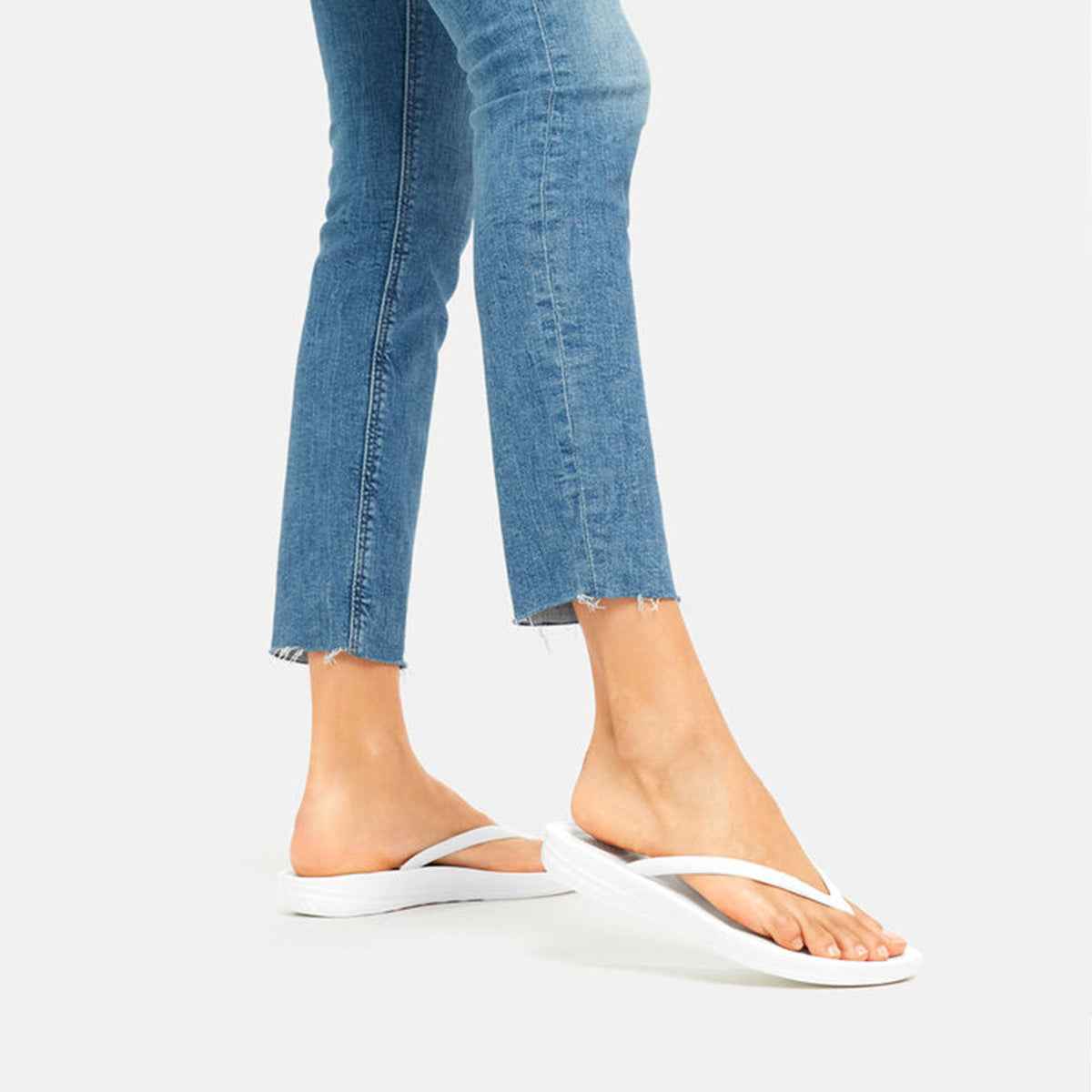 Fit Flop E54-194 Iqushion Ergonomic Flip Flops Urban White כפכפי פיטפלופ לנשים