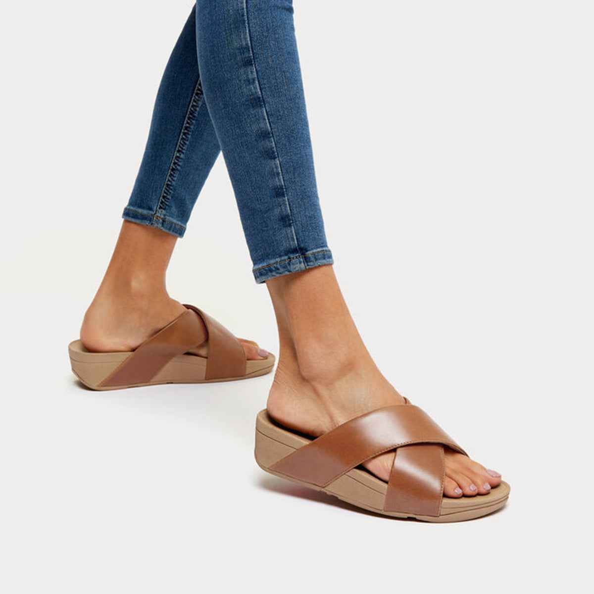 K04-592 Lulu Cross Slide Sandals - חום סנדלי נשים