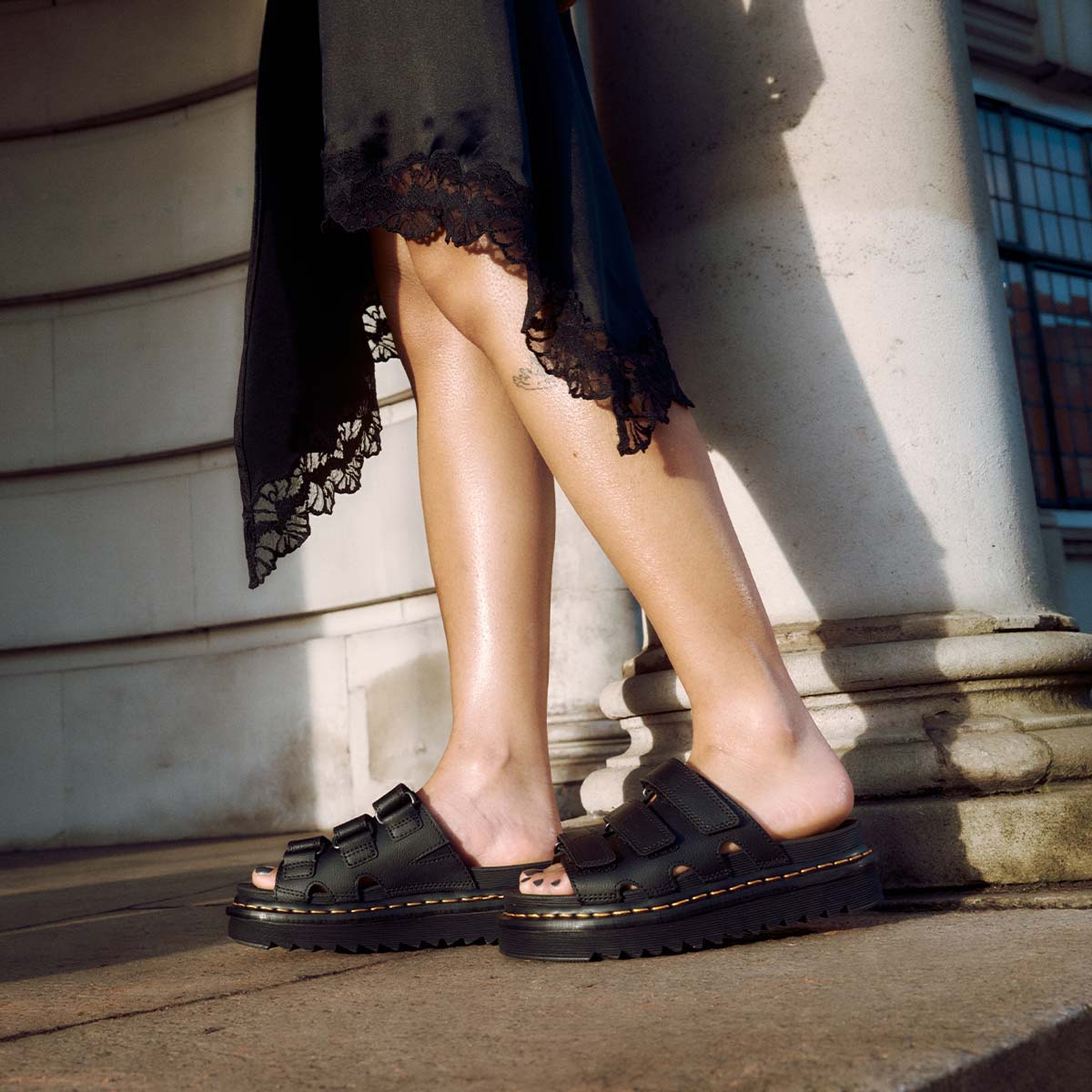 Dr. Martens Raine Slide Black כפכפי ד"ר מרטינס לנשים