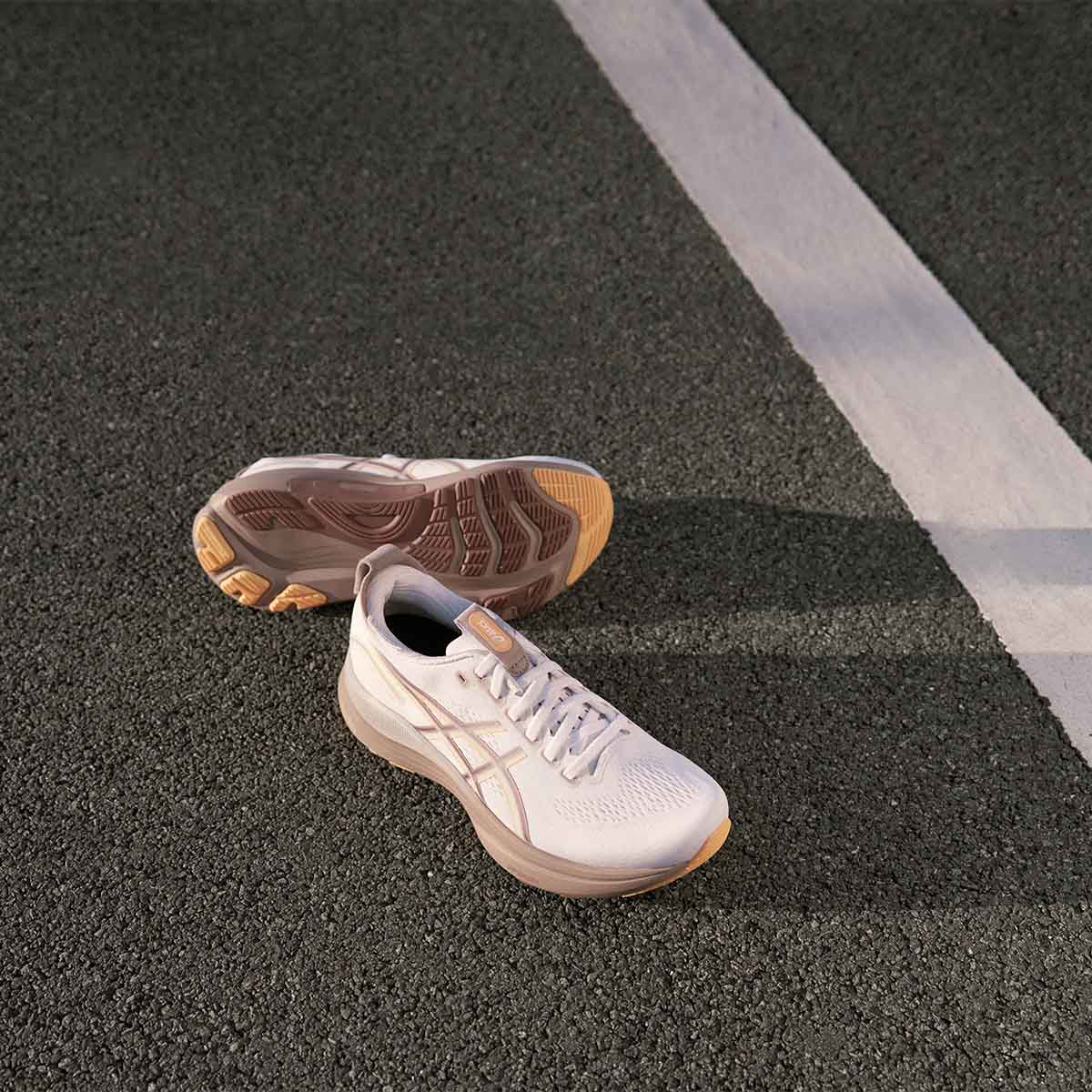 Asics Gel Kayano 32 Women White Orange Glow נעלי ריצה ג`ל קיאנו 32 לנשים