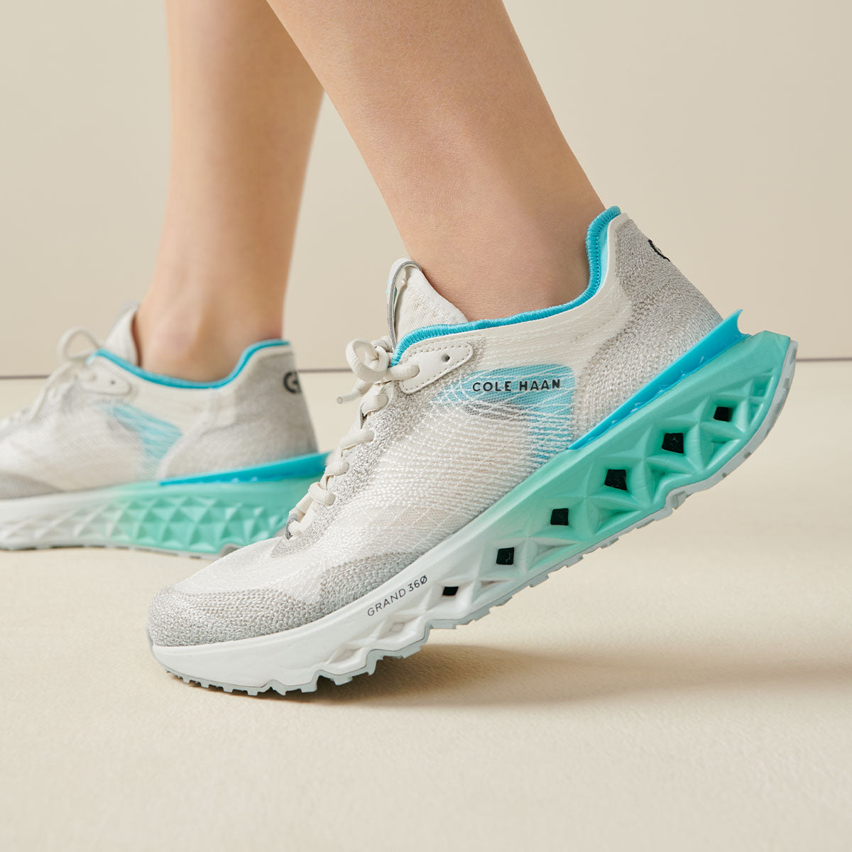 Cole Haan Women's 5.ZERØGRAND Embrostitch Running Shoe נעלי קול האן לנשים